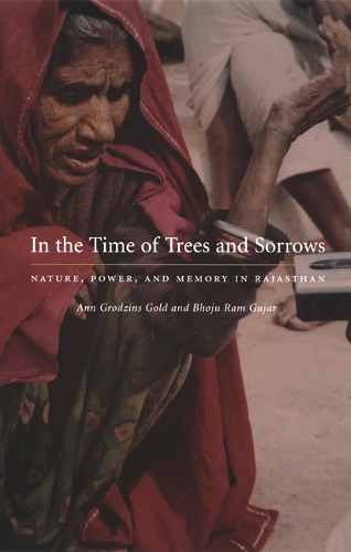 Бумажная книга «In the Time of Trees and Sorrows: Nature, Power, and Memory in Rajasthan», авторов Энн Гродзинс Голд, Бходжу Рам Гуджар - фото №1
