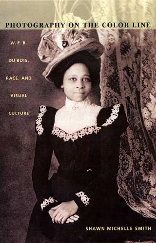 Бумажная книга «Photography on the Color Line: W. E. B. Du Bois, Race, and Visual Culture», автор Шон Мишель Смит - фото №1