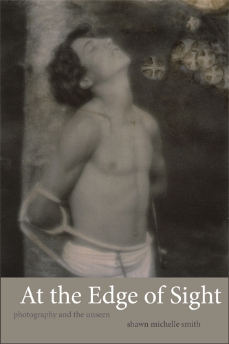 Бумажная книга «At the Edge of Sight: Photography and the Unseen», автор Шон Мишель Смит - фото №1