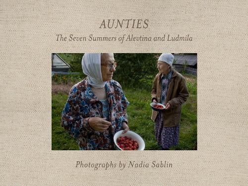 Бумажная книга «Aunties: The Seven Summers of Alevtina and Ludmila», автор Надя Саблин - фото №1