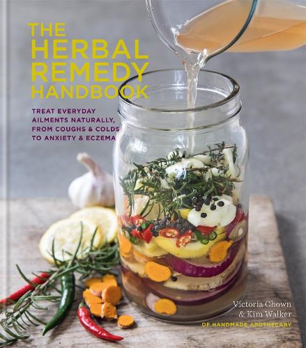 Бумажная книга «The Herbal Remedy Handbook: Treat everyday ailments naturally, from coughs & colds to anxiety & eczema», авторов Ким Уокер, Вики Чаун - фото №1