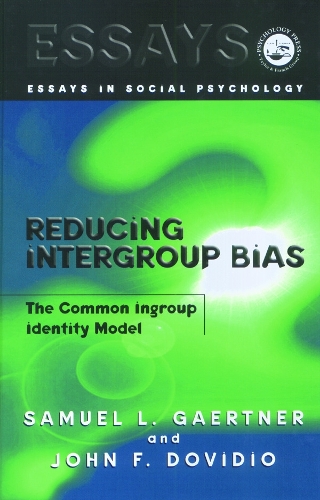 Паперова книга «Reducing Intergroup Bias: The Common Ingroup Identity Model», авторів Джон Ф. Довідіо, Семюель Л. Ґаертнер - фото №1