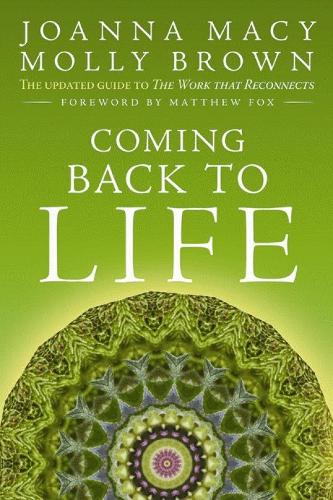 Бумажная книга «Coming Back to Life: The Updated Guide to the Work That Reconnects», авторов Джоанна Мейси, Молли Янг Браун - фото №1