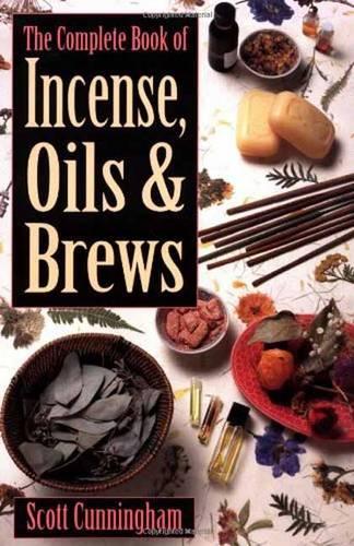 Паперова книга «The Complete Book of Incense, Oils and Brews», автор Скотт Каннінгем - фото №1