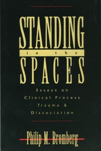 Паперова книга «Standing in the Spaces: Essays on Clinical Process Trauma and Dissociation», автор Філіп М. Бромберг - фото №1