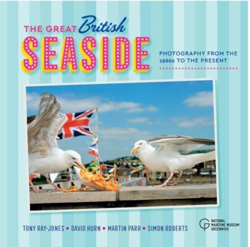 Бумажная книга «The Great British Seaside: Photography from the 1960s to the Present», авторов Дэвид Хёрн, Мартин Парр, Саймон Робертс, Сьюзи Рэй-Джонс, Тони Рэй-Джонс - фото №1