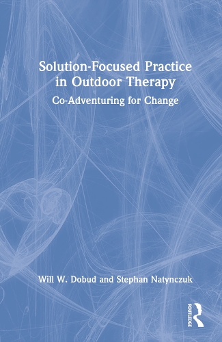 Бумажная книга «Solution-Focused Practice in Outdoor Therapy: Co-Adventuring for Change», авторов Стефан Натынчук, Уилл В. Добуд - фото №1