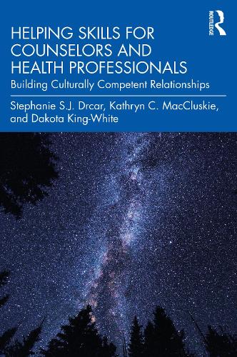 Бумажная книга «Helping Skills for Counselors and Health Professionals: Building Culturally Competent Relationships», авторов Дакота Кинг-Уайт, Кэтрин К. МакКласки, Стефани С. Дж. Кар - фото №1