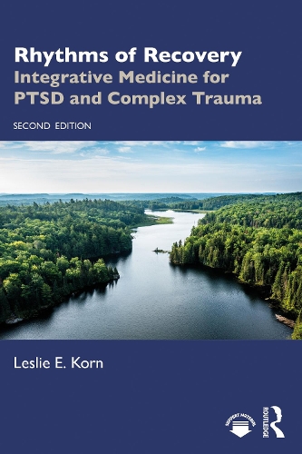 Паперова книга «Rhythms of Recovery: Integrative Medicine for PTSD and Complex Trauma», автор Леслі Е. Корн - фото №1