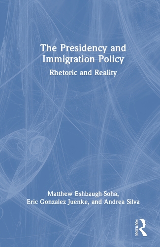 Бумажная книга «The Presidency and Immigration Policy: Rhetoric and Reality», авторов Андреа Сильва, Эрик Гонсалес Хуенке, Мэтью Эшбо-Соха - фото №1