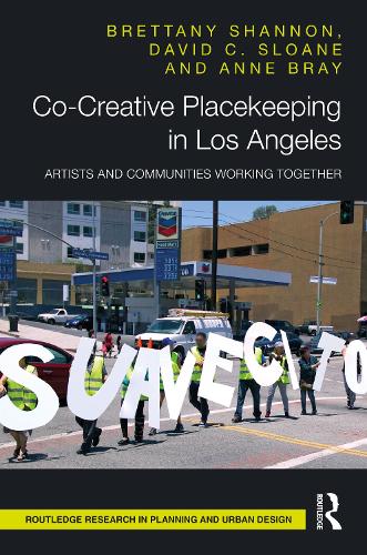 Бумажная книга «Co-Creative Placekeeping in Los Angeles: Artists and Communities Working Together», авторов Энн Брэй, Бреттани Шеннон, Дэвид К. Слоан - фото №1