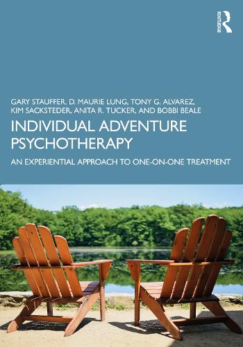 Бумажная книга «Individual Adventure Psychotherapy: An Experiential Approach to One-on-One Treatment», авторов Анита Р. Такер, Бобби Бил, Д. Мори Лунг, Гэри Стауффер, Ким Сакстедер, Тони Г. Альварес - фото №1