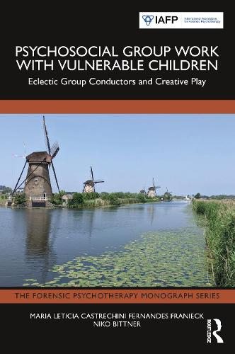 Бумажная книга «Psychosocial Group Work with Vulnerable Children: Eclectic Group Conductors and Creative Play», авторов Мария Летиция Кастречини Фернандеш Франьек, Нико Биттнер - фото №1
