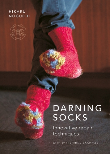 Бумажная книга «Darning Socks: Innovative repair techniques», автор Хикару Ногучи - фото №1