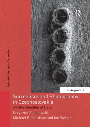 Бумажная книга «Surrealism and Photography in Czechoslovakia: On the Needles of Days», авторов Ян Уокер, Кшиштоф Фиялковски, Майкл Ричардсон - фото №1