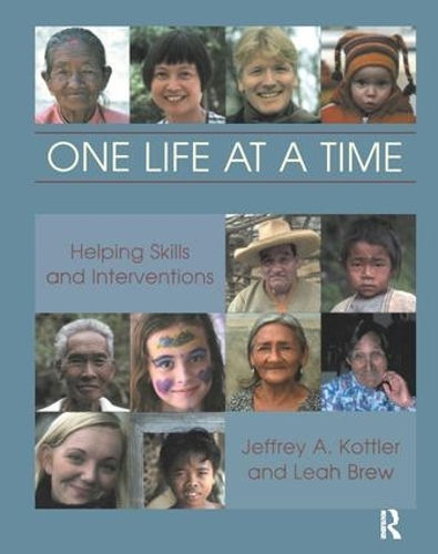 Бумажная книга «One Life at a Time: Helping Skills and Interventions», авторов Джеффери А. Коттлер, Лия Брю - фото №1