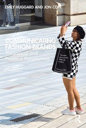 Бумажная книга «Communicating Fashion Brands: Theoretical and Practical Perspectives», авторов Эмили Хаггард, Джон Коуп - фото №1
