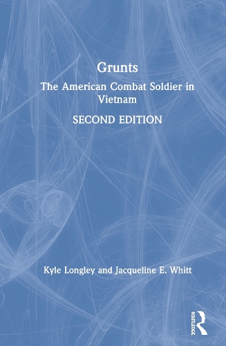 Бумажная книга «Grunts: The American Combat Soldier in Vietnam», авторов Жаклин Уитт, Кайл Лонгли - фото №1