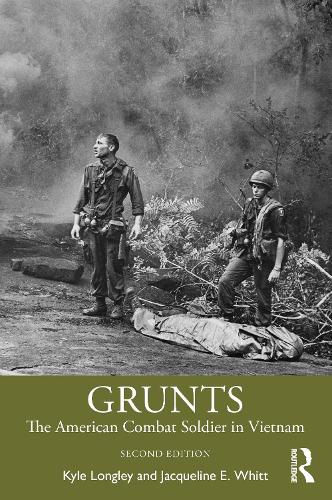 Бумажная книга «Grunts: The American Combat Soldier in Vietnam», авторов Жаклин Уитт, Кайл Лонгли - фото №1