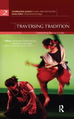 Паперова книга «Traversing Tradition: Celebrating Dance in India» - фото №1