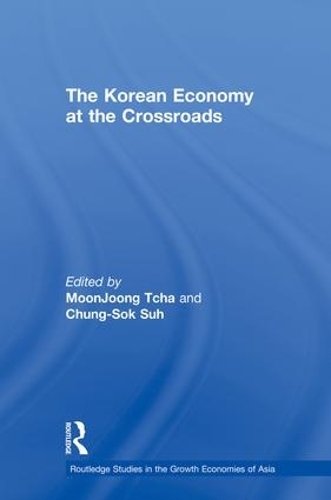 Бумажная книга «The Korean Economy at the Crossroads: Triumphs, Difficulties and Triumphs Again», авторов Чунг Сок Сух, Мун Чжун Ча - фото №1