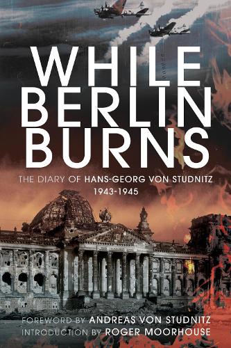 Бумажная книга «While Berlin Burns: The Memoirs of Hans-Georg von Studnitz», автор Ганс-Георг фон Штудниц - фото №1