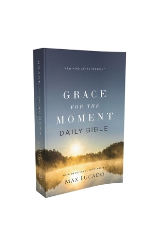 Бумажная книга «NKJV, Grace for the Moment Daily Bible, Softcover, Comfort Print», автор Макс Лукадо - фото №1