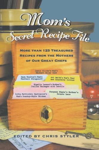 Бумажная книга «Mom's Secret Recipe File: More Than 125 Treasured Recipes from the Mothers of Our Great Chefs» - фото №1