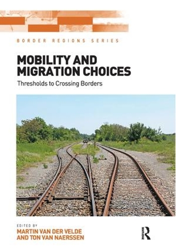 Паперова книга «Mobility and Migration Choices: Thresholds to Crossing Borders», авторів Мартін ван дер Вельде, Тон ван Наерссен - фото №1