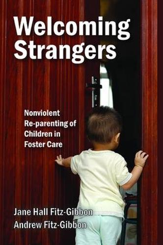 Бумажная книга «Welcoming Strangers: Nonviolent Re-Parenting of Children in Foster Care», авторов Эндрю Фиц-Гиббон, Джейн Холл Фиц-Гиббон - фото №1