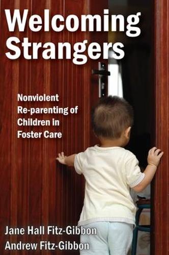 Бумажная книга «Welcoming Strangers: Nonviolent Re-Parenting of Children in Foster Care», авторов Эндрю Фиц-Гиббон, Джейн Холл Фиц-Гиббон - фото №1