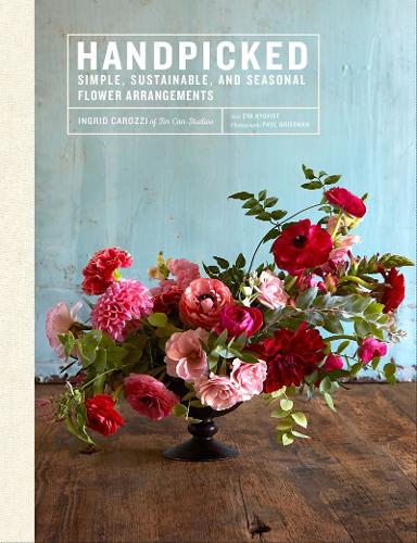 Бумажная книга «Handpicked: Simple, Sustainable, and Seasonal Flower Arrangements», автор Ингрид Кароцци - фото №1