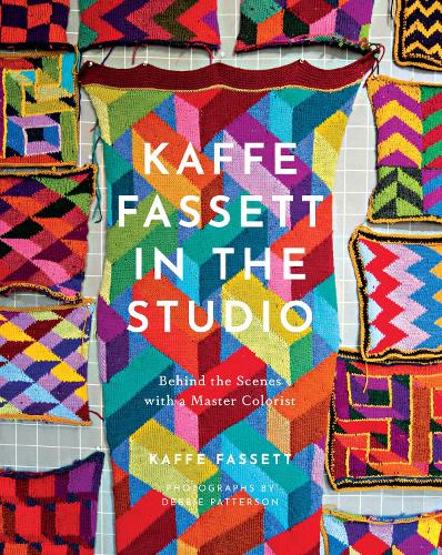 Бумажная книга «Kaffe Fassett in the Studio: Behind the Scenes with a Master Colorist», автор Каффе Фассет - фото №1