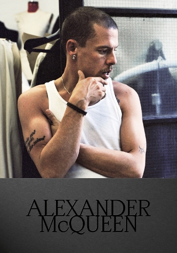 Бумажная книга «Alexander McQueen: Iconic.», автор Редакторы журнала Createur - фото №1