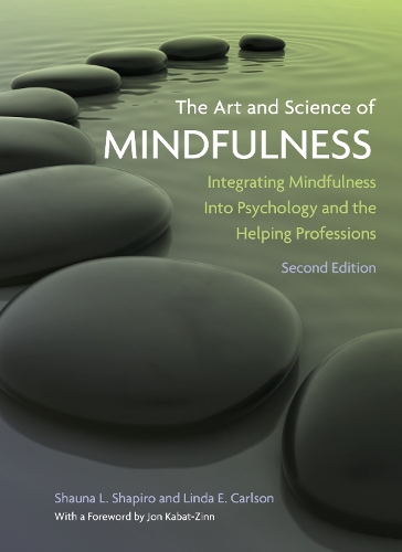 Бумажная книга «The Art and Science of Mindfulness: Integrating Mindfulness Into Psychology and the Helping Professions», авторов Линда Э. Карлсон, Шона Л Шапиро - фото №1