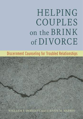 Бумажная книга «Helping Couples on the Brink of Divorce: Discernment Counseling for Troubled Relationships», авторов Стивен М. Харрис, Уильям Дж. Доэрти - фото №1