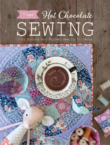 Бумажная книга «Tilda Hot Chocolate Sewing: Cozy Autumn and Winter Sewing Projects», автор Тон Финнангер - фото №1