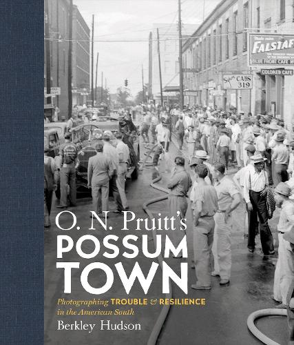 Бумажная книга «O. N. Pruitt's Possum Town: Photographing Trouble and Resilience in the American South», автор Фрейзер Беркли Хадсон - фото №1