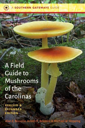 Бумажная книга «A Field Guide to Mushrooms of the Carolinas», авторов Алан Э. Бессетт, Арлин Р. Бессетт - фото №1