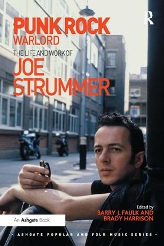 Бумажная книга «Punk Rock Warlord: the Life and Work of Joe Strummer», авторов Барри Дж. Фолк, Брэди Харрисон - фото №1