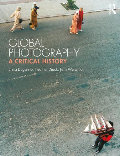 Паперова книга «Global Photography: A Critical History», авторів Еріна Дуґанн, Гізер Дак, Террі Вайсман - фото №1