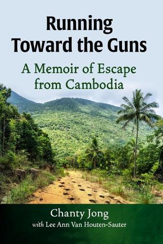 Бумажная книга «Running Toward the Guns: A Memoir of Escape from Cambodia», авторов Чанти Джонг, Ли Энн Ван Хаутен-Саутер - фото №1