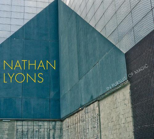 Бумажная книга «Nathan Lyons: In Pursuit of Magic», авторов Джейми М. Аллен, Джессика С. Макдональд, Лиза Хостетлер - фото №1