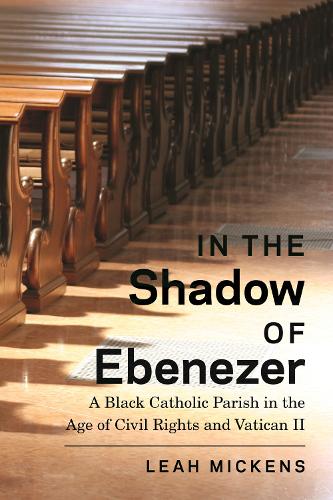 Бумажная книга «In the Shadow of Ebenezer: A Black Catholic Parish in the Age of Civil Rights and Vatican II», автор Лия Микенс - фото №1