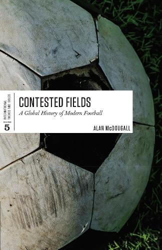 Паперова книга «Contested Fields: A Global History of Modern Football», автор Алан Макдугалл - фото №1