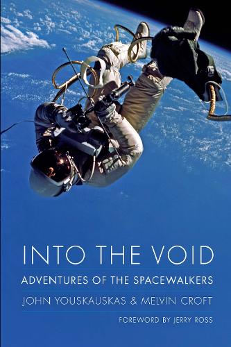 Бумажная книга «Into the Void: Adventures of the Spacewalkers», авторов Джон Йоускаускас, Мелвин Крофт - фото №1
