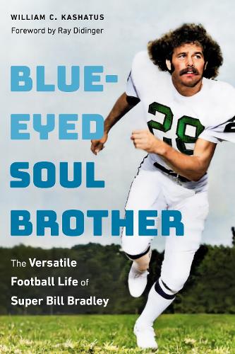 Бумажная книга «Blue-Eyed Soul Brother: The Versatile Football Life of Super Bill Bradley», автор Уильям К. Кашатус - фото №1