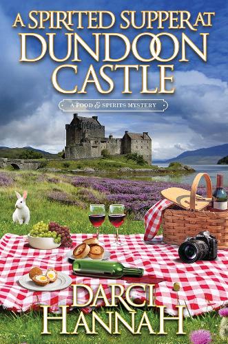 Паперова книга «A Spirited Supper at Dundoon Castle», автор Дарсі Ханна - фото №1