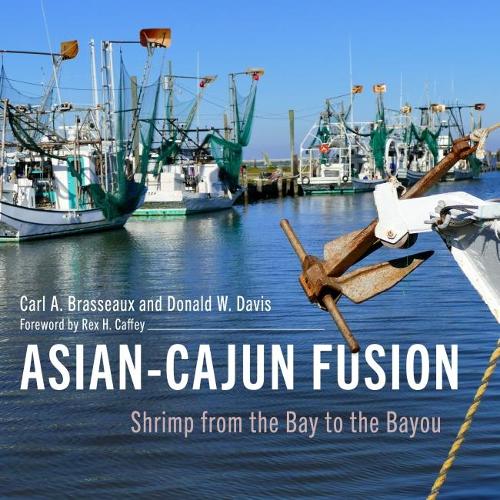 Бумажная книга «Asian-Cajun Fusion: Shrimp from the Bay to the Bayou», авторов Карл А. Брассо, Дональд В. Дэвис, Рекс Х. Каффи - фото №1