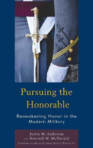 Бумажная книга «Pursuing the Honorable: Reawakening Honor in the Modern Military», авторов Джастин М. Андерсон, Кеннет В. Макдональд - фото №1